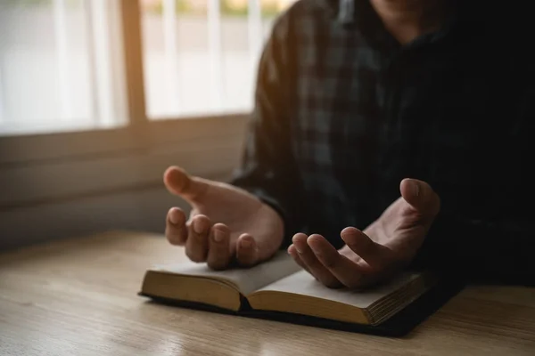 Kapatın elinizi. İncil 'deki Hıristiyan inanç, maneviyat ve din kavramında, insanlar Tanrı' ya dua etmek için el ele tutuşuyorlar. Evdeki dua İncili.