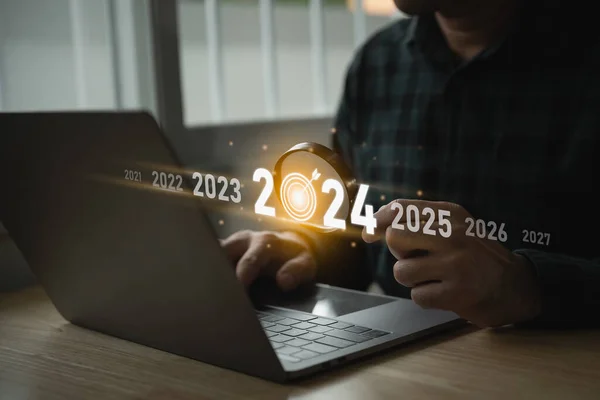 Тенденції Концепції 2024 Року Людина Яка Використовує Збільшений Ноутбук Окулярів — стокове фото