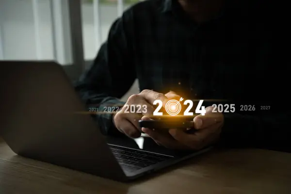 Тенденції Концепції 2024 Року Людина Яка Використовує Мобільний Ноутбук Показує — стокове фото