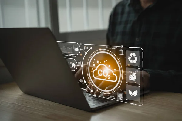 Людина Яка Працює Ноутбуком Переробляє Віртуальний Екран Символ Сучасного Зменшення — стокове фото