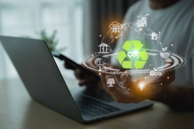 Dünya 'yı tutan adam sanal ekran sembolünü kullanır modern CO2 emisyonunu simgelerle azaltır, küresel ısınma emisyonları karbon ayak izi iklimi. Yenilenebilir enerji tabanlı yeşil işletmeler.