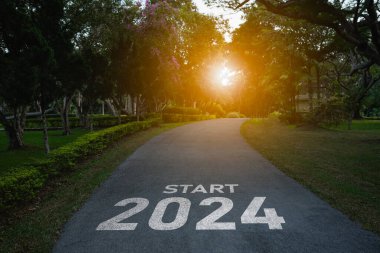 Mutlu yıllar 2024 yeni yılın başlangıcını sembolize ediyor. Mektup 2024 'te doğaya giden yolda başlıyor. Ağaç çevre ekolojisi ya da yeşillik duvar kağıdı kavramı var..