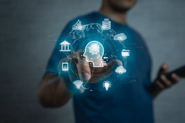 İşadamı, dijital sohbet botu, GPT, robot uygulaması, sohbet asistanı, yapay zeka konsepti, dijital sohbet robotu sanal ekranı olan akıllı telefon kullanıyor. Otomatik Yapay Zeka.