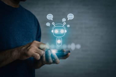 İş adamı dijital sohbet botu, sohbet GPT, robot uygulaması, sohbet asistanı, yapay zeka konsepti, dijital sohbet robotu sanal ekranı ile akıllı telefon kullanır. Otomatik Yapay Zeka.