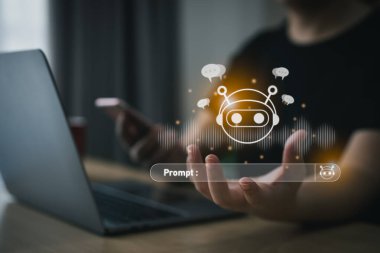 Kadın hızlı dijital sohbet botu, GPT, robot uygulaması, sohbet asistanı, yapay zeka konsepti, dijital sohbet robotu sanal ekranı olan akıllı telefon kullanıyor. Otomatik Yapay Zeka.