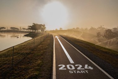 Mutlu yıllar 2024 yeni yılın başlangıcını sembolize ediyor. Mektup 2024 'te doğaya giden yolda başlıyor. Ağaç çevre ekolojisi ya da yeşillik duvar kağıdı kavramı var..