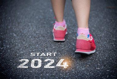 Spor kadın koşu ayakkabısı 2024 yılına giriyor. Doğa yarış pistinde koşan koşucu kadınla başla. Başarının Hedefi 'ne git. 2024 numaranın bir parçası olarak koşan insanlar. Spor sağlık hizmetleri.