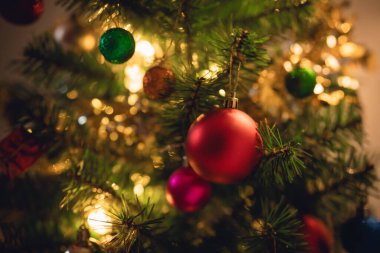 Bokeh arka plan, duvar kağıdı, reklam için tuval gibi dekorasyonları kapat. Arka plana Bokeh çelenkleri kopyala. Yeni yıl konsepti.