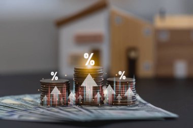 Faiz oranı ve ev kredisi konsepti için kâr payı. Finansal bankacılık için ok ve yüzde işareti olan madeni para yatırımların faiz oranlarını veya kar paylarını artırır. Vergi. enflasyon veya vergi kavramı.