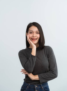 Asyalı kadın diş teli. Dişleri dengelemek için kadınların beyaz dişlerindeki diş telleri. Gülümseyen ağızda bilezik sistemi, fotoğraf dişlerini kapat, makro çekim, dişçi sağlığı konsepti.