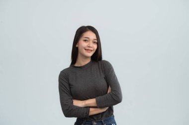 Asyalı kadın diş teli. Dişleri dengelemek için kadınların beyaz dişlerindeki diş telleri. Gülümseyen ağızda bilezik sistemi, fotoğraf dişlerini kapat, makro çekim, dişçi sağlığı konsepti.