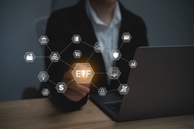 İş kadını kalem ekranı, dizüstü bilgisayardan ETF Borsası 'na fon borsası borsası yatırım finansmanı. ETF, döviz kuruna atıfta bulunmuştur. Ekonomi yatırımları.