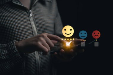 İş kadını, beş yıldızlı sanal bir gülümseme sunuyor. Mutlu bir gülümseme. Özel hizmet sunuyor. En iyi hizmet Kalite Güvencesi, Garanti, Standartlar, ISO sertifikası, güvence kalitesi.