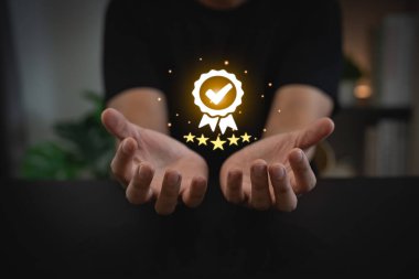 El ele tutuşan adam sanal bir ikon sunuyor beş yıldızlı premium hizmeti sunuyor. Yüksek standartları olan el işçisi garanti, hizmet kalitesi, beş yıldız garantisi. Kaliteli konsepti garanti et.