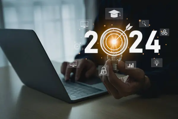 2024 Νέες Τάσεις Έτος Τεχνολογία Επιχειρηματίας Κρατώντας Λάμπα Εικονική Οθόνη Εικόνα Αρχείου