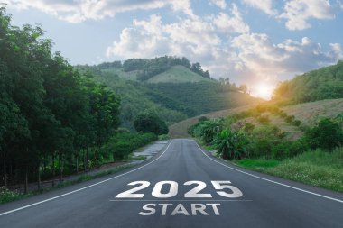 Mutlu yıllar 2025. 2025 yeni yılın başlangıcını simgeliyor. Mektup 2025 'te doğa yolunda başlıyor. Ağaç çevre ekolojisi ya da yeşillik duvar kağıdı kavramı var..