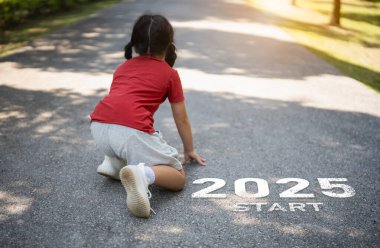 Spor kız koşucusu ayak ayakkabısı 2025 yılına başlıyor. Doğa yarışı pistinde koşan koşucu kızla başla. Başarının Hedefi 'ne git. Koşucu 2025 numaranın bir parçası olarak koşuyor. Spor sağlık hizmetleri.