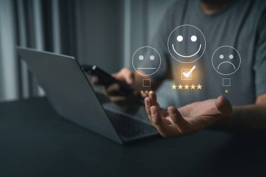 Modern Çalışma Alanı Ortamı 'nda Dizüstü bilgisayarın yanında Bir Kişinin Üzerindeki Sırıtma Yıldızları ve Sınıflandırma Yıldızları ile Müşteri Geribildirim Konsepti