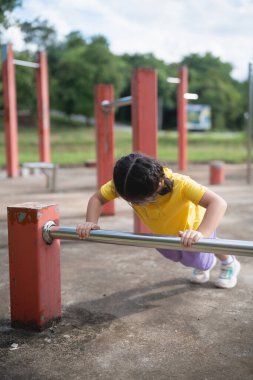 Açık havada Şınav Çeken Asyalı Genç Kız, Gün Işığı Saatlerinde Doğal Çevrede Güç ve Zindeliğin Artırılması