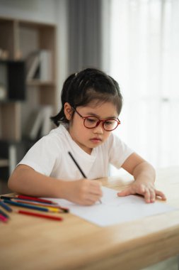 Parlak Odadaki Ahşap Masa 'da Renkli Kalemlerle Çizim Yapan Genç Kız, Doğal Işık, Yaratıcı Hobi, Sanat Eğitimine Odaklan