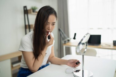 Ev Çalışma Alanında Aynanın Önüne Kırmızı Ruj Süren Kadın, Doğal Işık, Güzellik Rutini, Kişisel Bakım, Özgüven Artırıcı, Günlük Makyaj