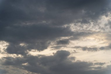 Sanat ve Tasarım Projelerinde Yaratıcı Kullanım için Atmosferik Gökyüzü Arkaplanı Oluşturan Gri Bulutlar ve Alacakaranlıkta Işık İpuçları