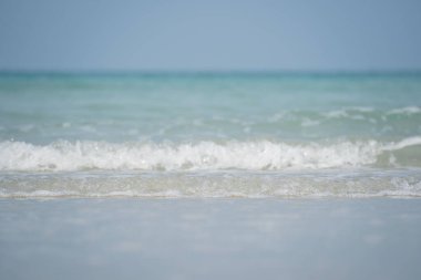 Ilık ve güneşli bir günde dinginlik ve sakinlik için ideal sakin bir günde Berrak Mavi Gökyüzü Altındaki Sahil Dalgaların Huzurlu Manzarası