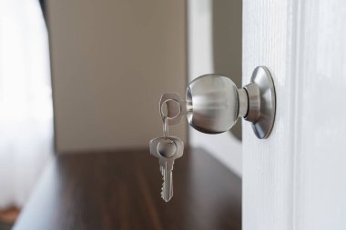 Çağdaş İç Tasarım Elementi, Ev Güvenlik Konsepti, Modern Kapı Kolu 'nun Anahtar Eklenmiş, Anahtar ve Kapıya Yumuşak Odaklanma