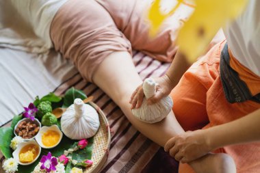 Doğal İçindekiler ve Rahatlatıcı Sağlık ve Kendine Bakım Atmosferi Konulu Kaplıcada Geleneksel Tayland Şifalı Masaj Seansı