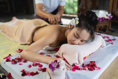 Temel Yağ ve Yapraklarla Rahatlatıcı Spa Tedavisi, Serene Ambiance, Genç Kadın Masajı, Zen Çevre, Güzellik ve Sağlık Deneyimi