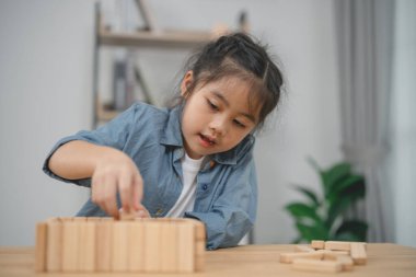 Genç Kız Parlak Ahşap Bloklarla Yaratıcı Oyun ve Kapalı Çevre Geliştirme Öğrenme ve Hayal Etme Becerilerini Artıran Konforlu Çevre
