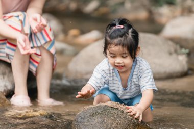 Neşeli Çocuk Su Altında Oynuyor, Aileyle Doğayı Keşfediyor, Huzurlu Çevrede Taşlar ve Suyla Bağlanıyor, Aile Bağlanma Anı