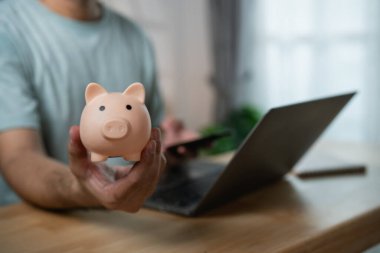 Modern İçişleri Bakanlığı 'nda Çevrimiçi Bankacılık ve Finans Yönetimi için Bilgisayarın Önündeki Domuz Kumbarası