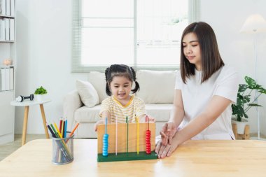 Anne ve Kızı Renkli Abaküs ile Cozy Home Interior 'da Öğrenme Eğlencesi İçinde, Erken Çocukluk Eğitimi ve Bağlanma Anını Destekliyor