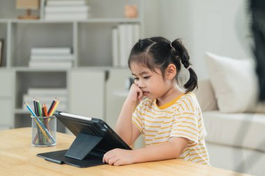 Evde Tablet Kullanan Genç Kız, Öğrenme ya da Eğlenceye Bağlılık, Modern Dekorla Kapalı Alan Ayarlama, Yüze Odaklı İfade