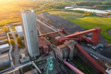 Günbatımında İHA 'dan gelen kara kömür madeni tembeldir. OKD şirketi tarafından DIAMO 'ya devredilen, Skip Tower ile Tembel maden fabrikasına bakın.