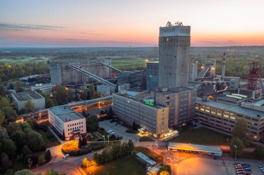 Yeraltı kara kömür madeni Darkov güneş doğarken yukarıdan. Maden kulesi olan tesise bak..