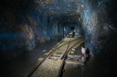 Sel basmış terk edilmiş grafit madeninde demiryolu anahtarı.