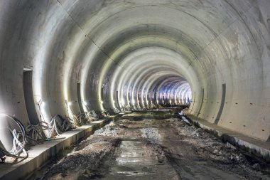 Demiryolu koridoru inşaatı. Aydınlatılmış tünelde kemer.