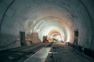 Yeni demiryolu tüneli inşaatı. Demiryolu koridoru inşaatı, yeni döşenmiş tüp.