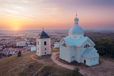 Mikulov ve Svaty Kopecek gün batımında yukarıdan. Güney Moravya 'daki ünlü turizm beldesi. Şatolu bir panorama..