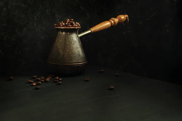 Полный Турок Ароматных Кофейных Зерен Черном Фоне Гранжа Естественное Освещение — стоковое фото