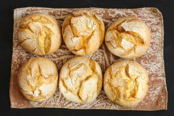 茶色のヴィンテージの布に新鮮なパン トップビュー 選択的フォーカス デイライト — ストック写真