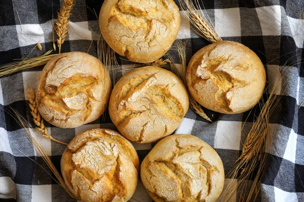 リネンタオルの上に新鮮なパン 上からの眺め 選択的焦点 自然光 — ストック写真