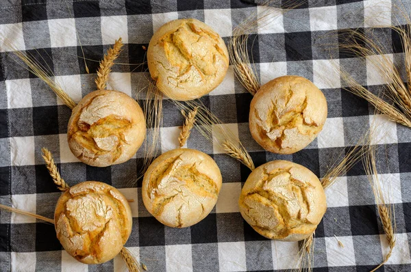 パンの耳 トップビュー 選択的フォーカスとテーブルクロスに散在する新鮮なパン — ストック写真