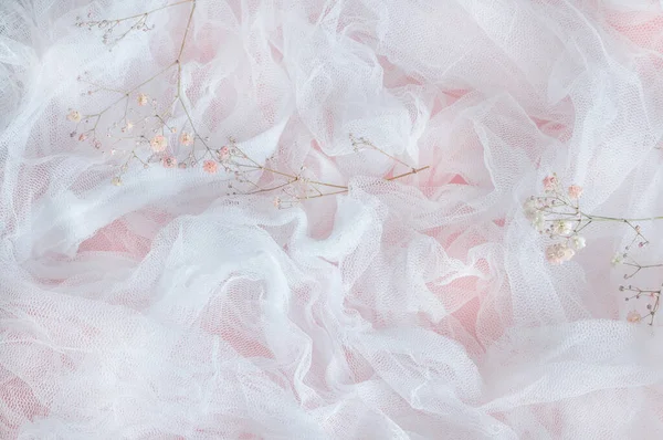 Fundo Branco Rosa Tecido Arejado Com Flores Luz Natural Espaço — Fotografia de Stock
