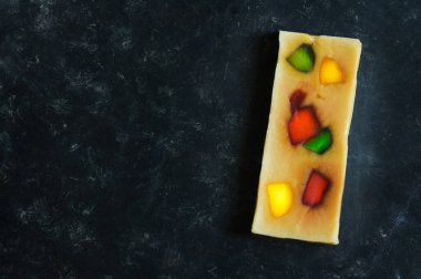 Yukarıdan siyah ve mavi arkaplanlı bir Torron meyvesi. Geleneksel doğulu tatlılığı. Yüksek bir açıdan bak. Boşluğu kopyala