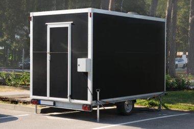 Sokakta kapalı siyah minibüs yemek karavanı.