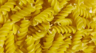 Bir makarna hareketli yemek sarmalı fusilli spagetti salatayı pişmemiş hareket videosu olarak gösteriyor.