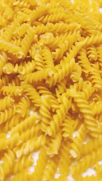 食べ物を動かすディスプレイパスタサラダスパイラルフリッリスパゲティ未調理の動画 — ストック動画